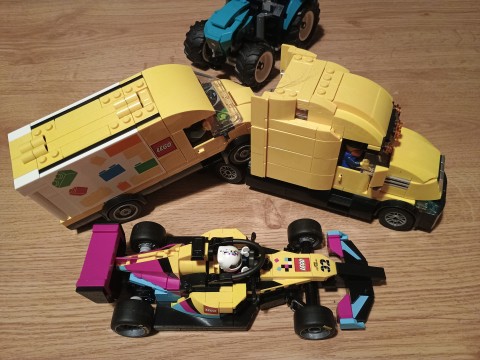 Trois véhicules de la marque Lego dans la livrée jaune portant le sigle Lego. Le tracteur routier du camion semi-remorque, premier véhicule sorti en 2025, la camionnette de livraison jaune sorti fin 2025 et la formule 1 &amp;quot;Team Lego" sortie le premier mars 2026.